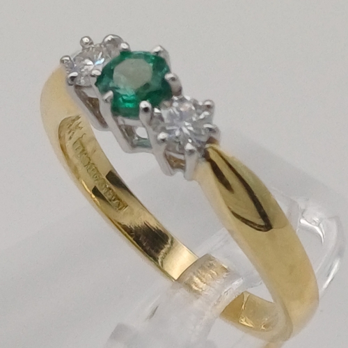 8 - A beautiful Three Stone Ring
- Emerald 0.30ct
- Diamond total 0.25ct
- weight 4.00g
- Size M / N
- 1... 