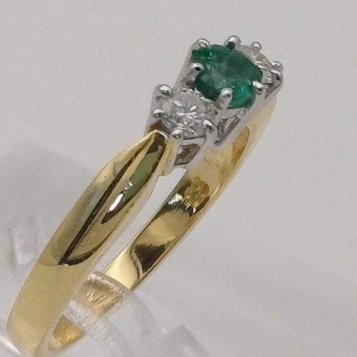 8 - A beautiful Three Stone Ring
- Emerald 0.30ct
- Diamond total 0.25ct
- weight 4.00g
- Size M / N
- 1... 