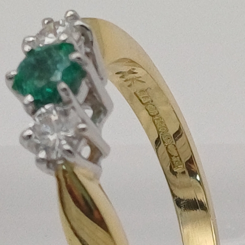 8 - A beautiful Three Stone Ring
- Emerald 0.30ct
- Diamond total 0.25ct
- weight 4.00g
- Size M / N
- 1... 