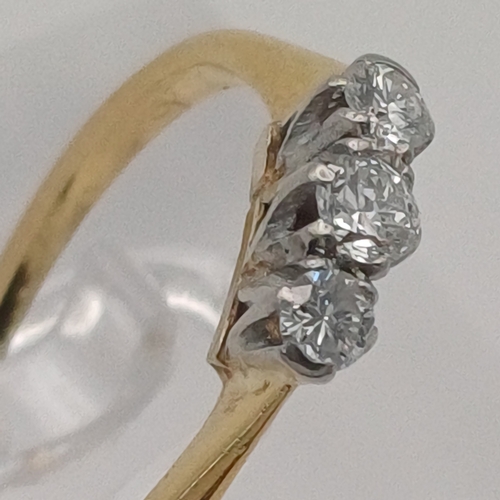 9 - A delicate Three Stone Diamond Ring
- diamond 0.25 ct
- weight 1.74g
- size J
- 10ct yellow gold