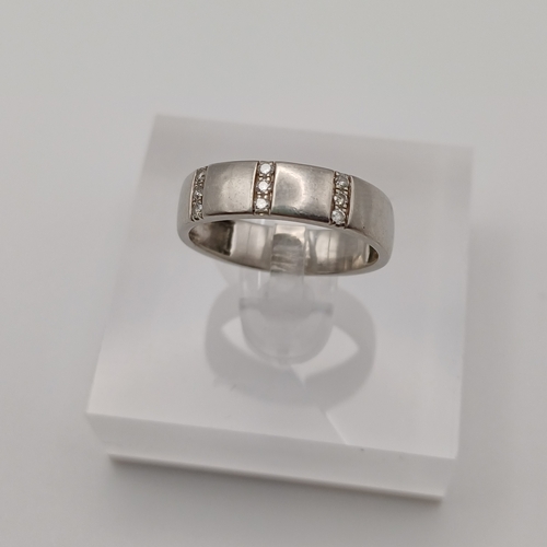 21 - A very simple but beautiful Diamond Band Ring.
- Platinum
- 14 points
- weight 4.1g
- size L / M