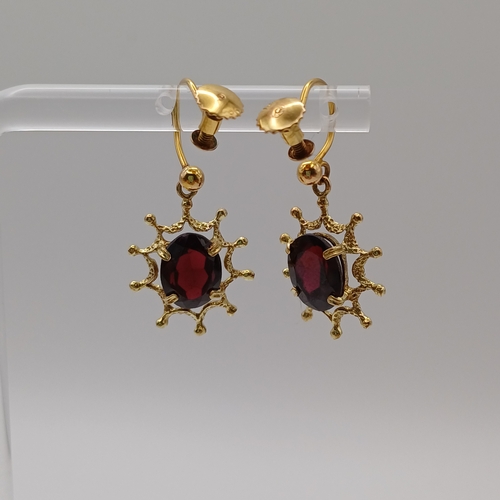 37 - In an Andrew Grima Style we have these beautiful Garnet Earrings.
- circa 1970's
- 9 ct yellow gold
... 