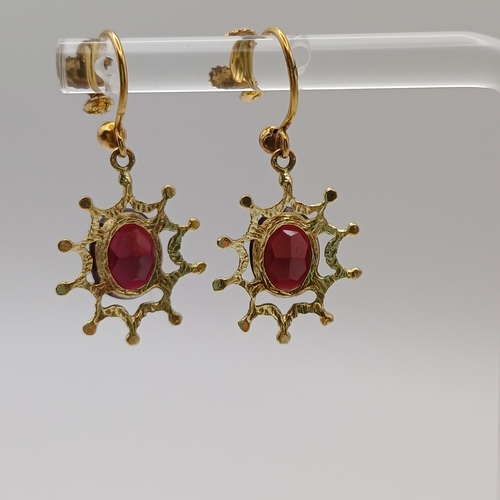 37 - In an Andrew Grima Style we have these beautiful Garnet Earrings.
- circa 1970's
- 9 ct yellow gold
... 