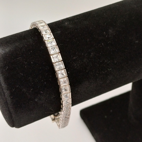 40 - Silver Line Bracelet with white stones
- 925 Silver
- weight 19.90g
- length 8 inches