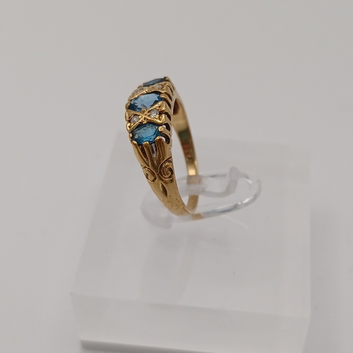 46 - Vintage 1950's Blue Topaz and Diamond Ring.- weight 2.22g
- 3 Topaz Stones
- 4 Diamonds
- size K/ L
... 