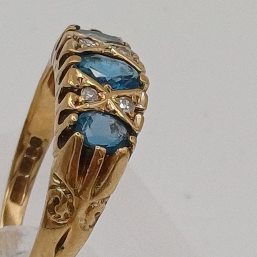 46 - Vintage 1950's Blue Topaz and Diamond Ring.- weight 2.22g
- 3 Topaz Stones
- 4 Diamonds
- size K/ L
... 