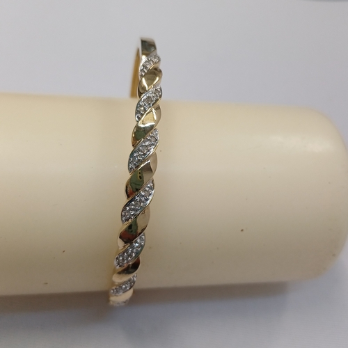 112 - Very eye catching Diamond Bangle.
- 9ct yellow gold
- there are 21 diamonds set in
- weight 8.79 g