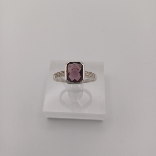 27 - A Pretty Amethyst Friendship Ring
- Silver 925
- 3 x white stones set each side
- 1 Amerthyst
- weig... 