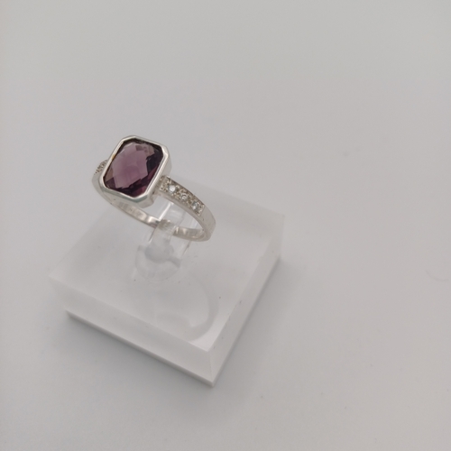 27 - A Pretty Amethyst Friendship Ring
- Silver 925
- 3 x white stones set each side
- 1 Amerthyst
- weig... 