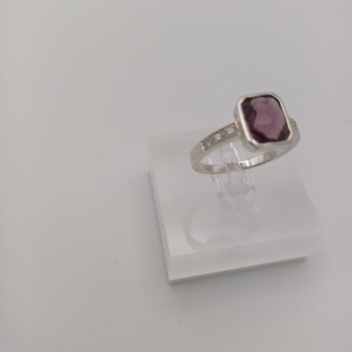 27 - A Pretty Amethyst Friendship Ring
- Silver 925
- 3 x white stones set each side
- 1 Amerthyst
- weig... 