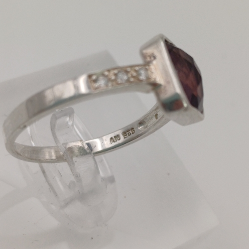 27 - A Pretty Amethyst Friendship Ring
- Silver 925
- 3 x white stones set each side
- 1 Amerthyst
- weig... 