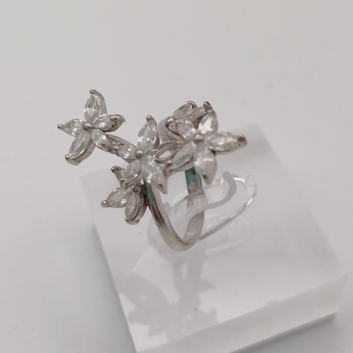 48 - Silver Flower Design Dress Ring
- w 5.66g
- Size L
- 925 Silver