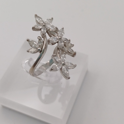 48 - Silver Flower Design Dress Ring
- w 5.66g
- Size L
- 925 Silver