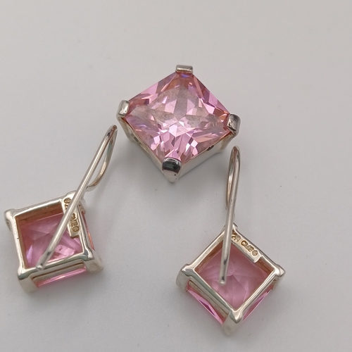 52 - Beautiful Pink Stone Pendant and Earring Set
- 925 silver
- weight 14.29 collective