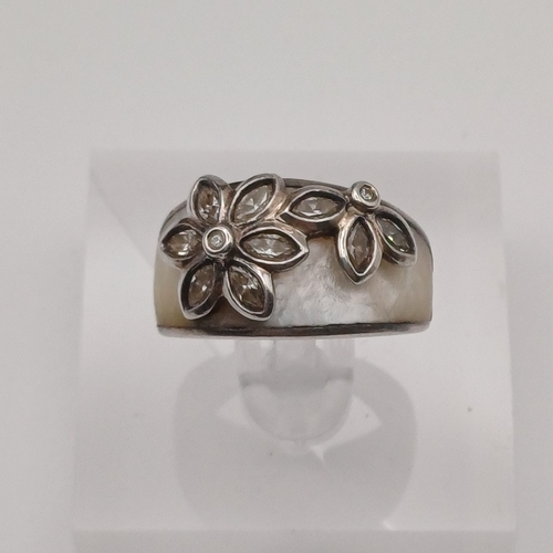 65 - Wide Silver Coloured Metal Ring very attractive with a flower design and white stone
- weight 6.32g
... 