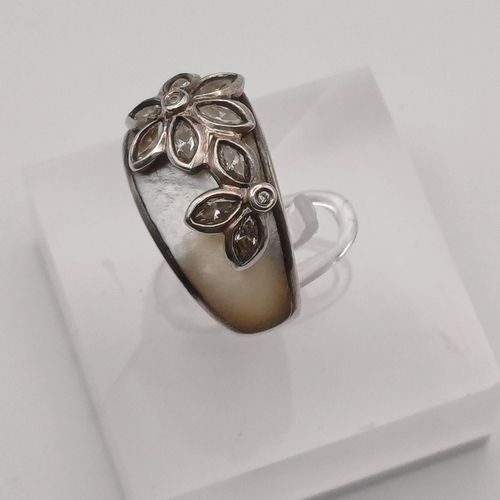 65 - Wide Silver Coloured Metal Ring very attractive with a flower design and white stone
- weight 6.32g
... 