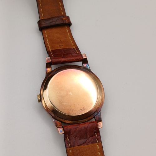 81 - A very elegant Gent's Accurist 21 Jewels Antimagnetic Watch with  brown leather strap
- 9ct case
- w... 