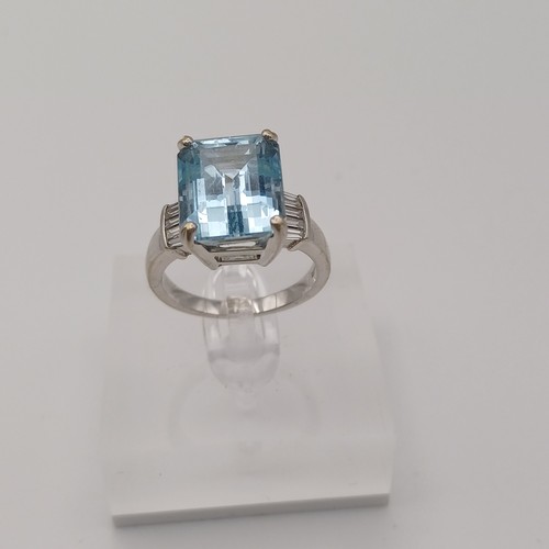 85 - An Aquamarine and Diamond Ring.  Each side of this stunningly beautiful Aquamarine are Diamonds set ... 