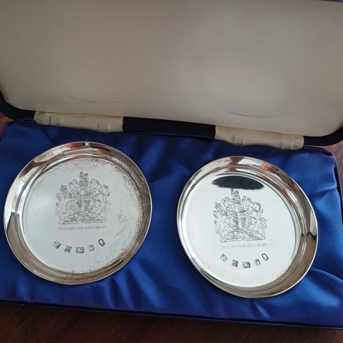 31 - A Pair of Elizabeth II Silver Jubilee Dishes in a presentation box