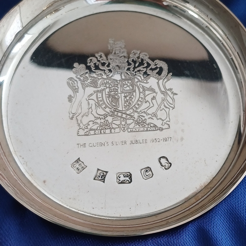 31 - A Pair of Elizabeth II Silver Jubilee Dishes in a presentation box