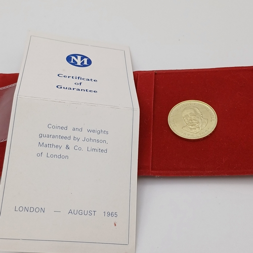 115 - Sir Winston Churchill Commemorative Medal.  Boxed and Certificate
- 18ct gold
- weight 7.73g (0.241 ... 