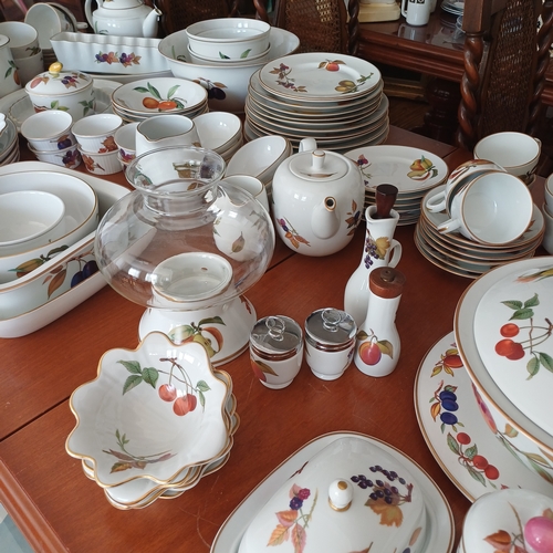 76 - An extensive Royal Worcester Collection of cups/saucers; coffee cups/saucers; mugs; serving dishes; ... 