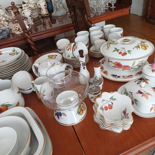 76 - An extensive Royal Worcester Collection of cups/saucers; coffee cups/saucers; mugs; serving dishes; ... 