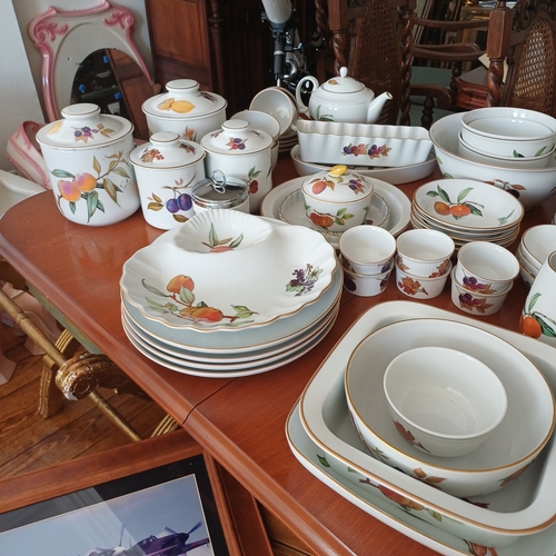 76 - An extensive Royal Worcester Collection of cups/saucers; coffee cups/saucers; mugs; serving dishes; ... 