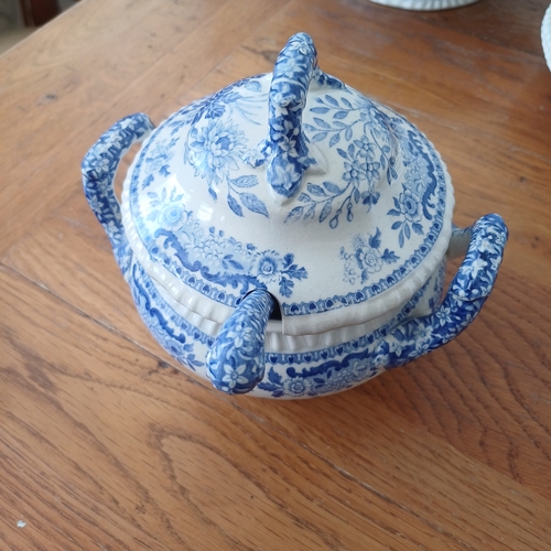 86 - SPODE Blue Room Collection.  This is a lovely collection in good used condition. It consists of:
- 3... 