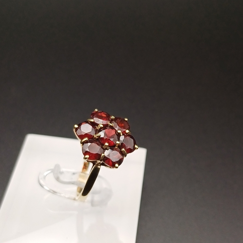 6 - Large Garnet Cluster Ring
- 7 stones
- 3.2 g
- size P
- 1960's
- 9 ct yellow gold