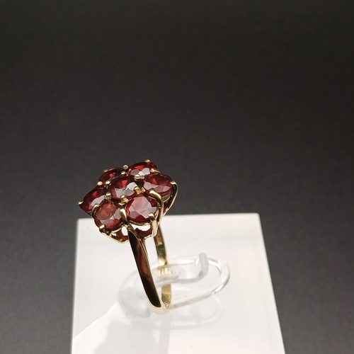 6 - Large Garnet Cluster Ring
- 7 stones
- 3.2 g
- size P
- 1960's
- 9 ct yellow gold