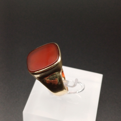 11 - Gent's 1940's  Carnelian Signet Ring, really lovely colour stone.
- 9 ct yellow gold
- size W
- 7.8 ... 