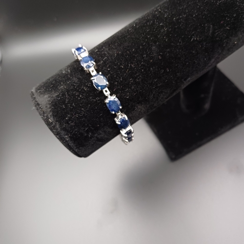 15 - A really lovely Natural Sapphire Bracelet which are set into Silver.
- 925 silver
- 21.2 g
- 8 inche... 