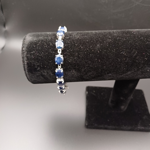 15 - A really lovely Natural Sapphire Bracelet which are set into Silver.
- 925 silver
- 21.2 g
- 8 inche... 