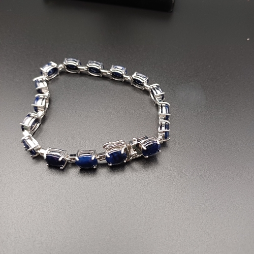 15 - A really lovely Natural Sapphire Bracelet which are set into Silver.
- 925 silver
- 21.2 g
- 8 inche... 