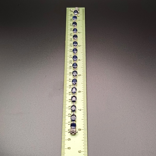 15 - A really lovely Natural Sapphire Bracelet which are set into Silver.
- 925 silver
- 21.2 g
- 8 inche... 