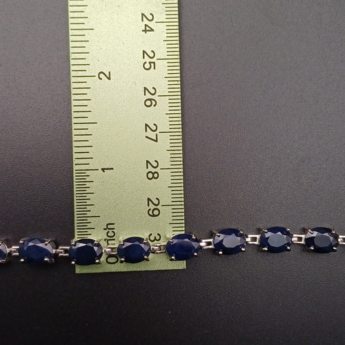 15 - A really lovely Natural Sapphire Bracelet which are set into Silver.
- 925 silver
- 21.2 g
- 8 inche... 