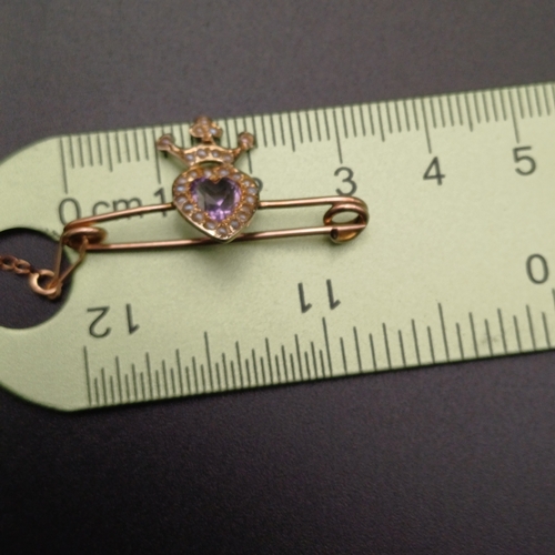 19 - Crown Shaped Brooch with Amethyst and Sea Pearls
- 2.1 g
- p ct yellow gold