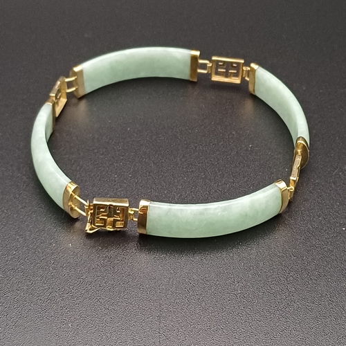 32 - Jade Hing Bracelet set in yellow colour metal
- 13.2 g
- length 7 inches