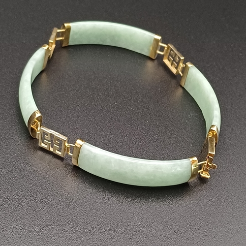 32 - Jade Hing Bracelet set in yellow colour metal
- 13.2 g
- length 7 inches