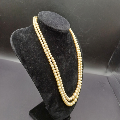 56 - Antique Two Strand Cultured Pearls with a 9 ct clasp, which hangs 8 inches from the clasp.
- 28.3 g
... 