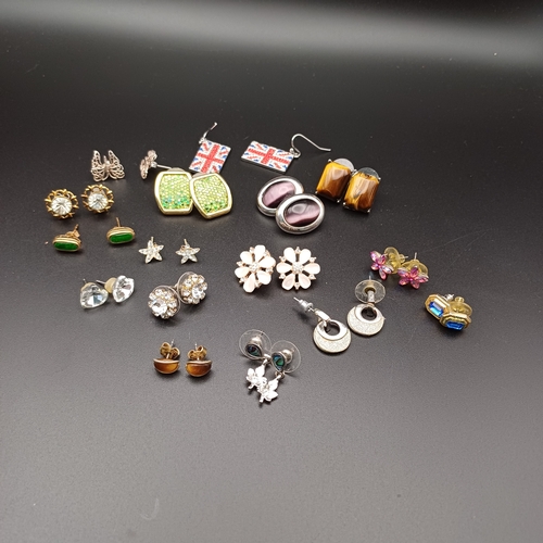 65 - Here we have a big collection of costume jewellery consisting of over 18 pairs of earrings, necklace... 