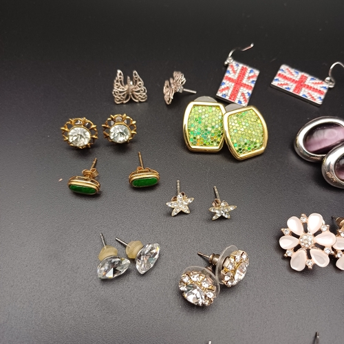 65 - Here we have a big collection of costume jewellery consisting of over 18 pairs of earrings, necklace... 