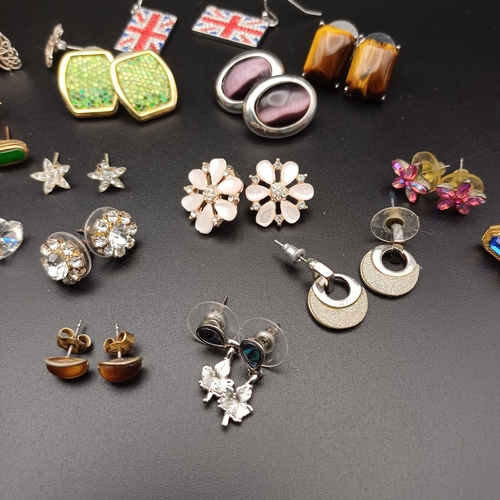 65 - Here we have a big collection of costume jewellery consisting of over 18 pairs of earrings, necklace... 