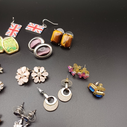 65 - Here we have a big collection of costume jewellery consisting of over 18 pairs of earrings, necklace... 