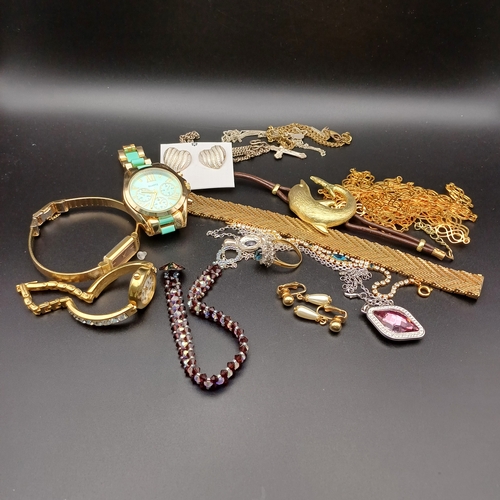 65 - Here we have a big collection of costume jewellery consisting of over 18 pairs of earrings, necklace... 