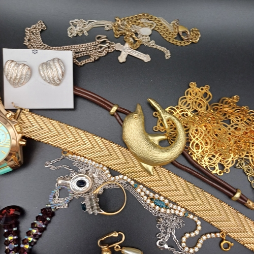 65 - Here we have a big collection of costume jewellery consisting of over 18 pairs of earrings, necklace... 