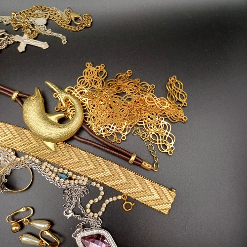 65 - Here we have a big collection of costume jewellery consisting of over 18 pairs of earrings, necklace... 