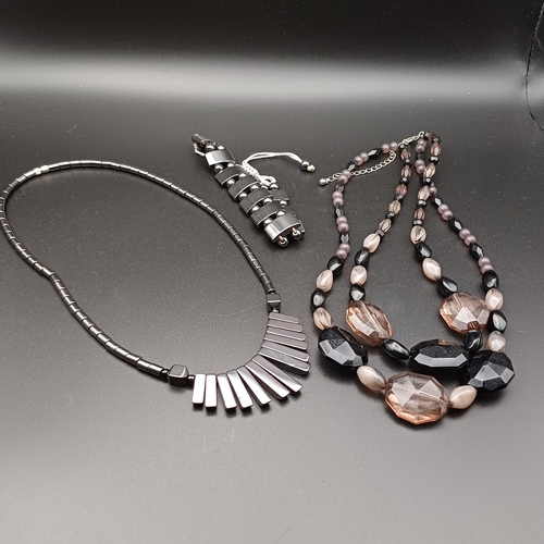 86 - Here we have two necklaces and one braceelet.
1 x Bead Necelace
1 x Metal Type Bead Necklace and Bra... 