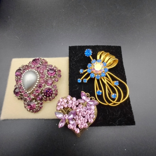 22 - This lot consists of some lovely Costume Brooches would look  great on a coat/jacket/scarf